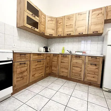 Cozy Huge Studio On Margit Krt. *